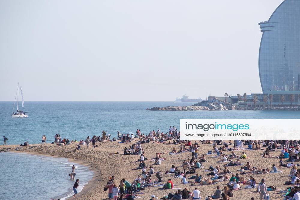 People are seen on the beach of Barceloneta.Barceloneta Beach in Barcelona is full in the 2021 beach season. In a state of alarm due to the corona virus pandemic, in Catalonia, the use of a mask and safety distances are mandatory in all public spaces to contain the spread of COVID- 19 Barcelona Spain - ZUMAd159 20210403_zia_d159_054