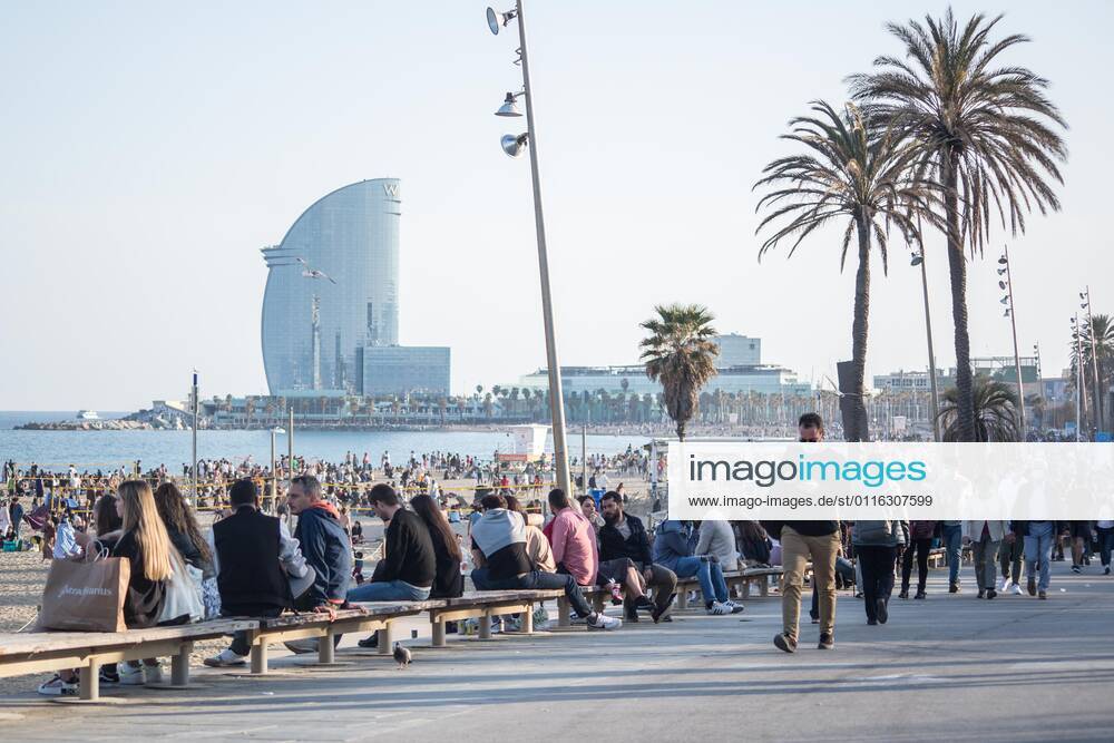 People are seen on Barceloneta beach promenade.Barceloneta Beach in Barcelona is full in the 2021 beach season. In a state of alarm due to the corona virus pandemic, in Catalonia, the use of a mask and safety distances are mandatory in all public spaces to contain the spread of COVID- 19 Barcelona Spain - ZUMAd159 20210403_zia_d159_062