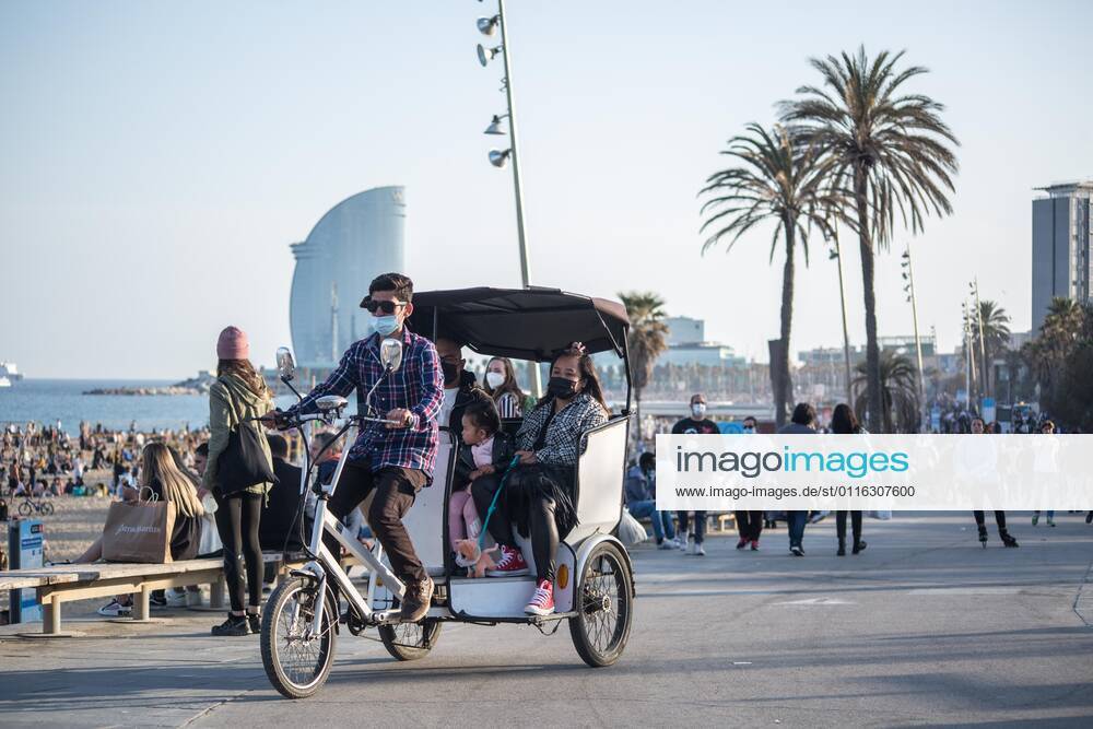 People are seen on Barceloneta beach promenade.Barceloneta Beach in Barcelona is full in the 2021 beach season. In a state of alarm due to the corona virus pandemic, in Catalonia, the use of a mask and safety distances are mandatory in all public spaces to contain the spread of COVID- 19 Barcelona Spain - ZUMAd159 20210403_zia_d159_063