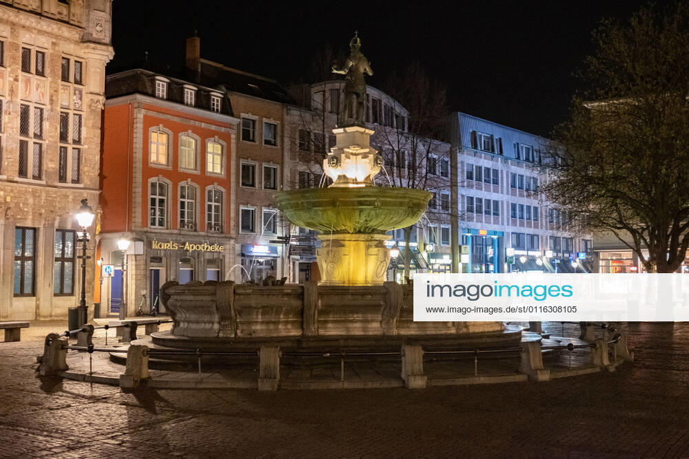 Like an abandoned city. Aachen on Easter vigil between 10 p.m. and 11 p.m. At the market in front of the town hall, the statue of Charlemagne watches alone on the fountain. In Aachen on April 3, 2021. GERMANY - AACHEN - EASTER Easter 2021 Covid Pandemic