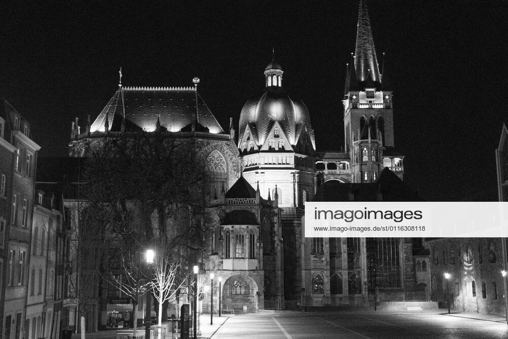 Like an abandoned city at the most central point of the city, the Katschhof. Aachen on Easter vigil between 10 p.m. and 11 p.m. A liturgy for Easter vigil takes place in Aachen Cathedral. In Aachen on April 3, 2021. GERMANY - AACHEN - EASTER Easter 2021 Covid Pandemic