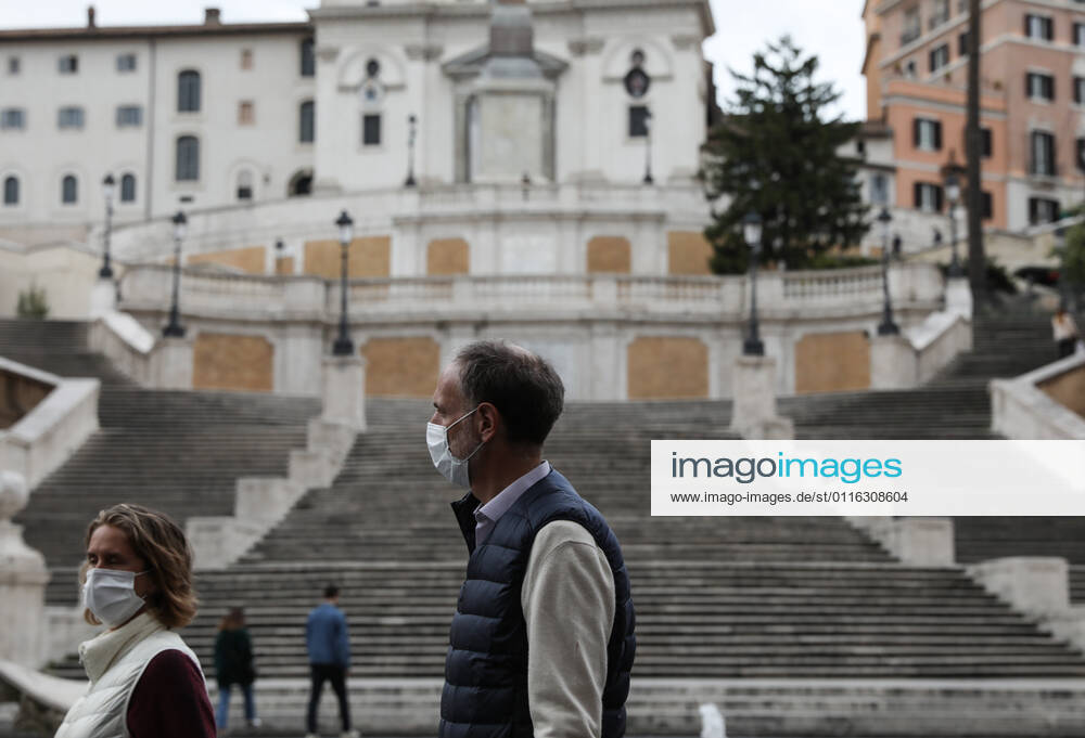 (210404) -- ROME, April 4, 2021 -- People walk past Spanish Steps in Rome, Italy, April 3, 2021. Italy is spending Easter in lockdown after the government made the whole nation a COVID-19 red zone from Saturday to Easter Monday. ) ITALY-ROME-EASTER-LOCKDOWN ChengxTingting