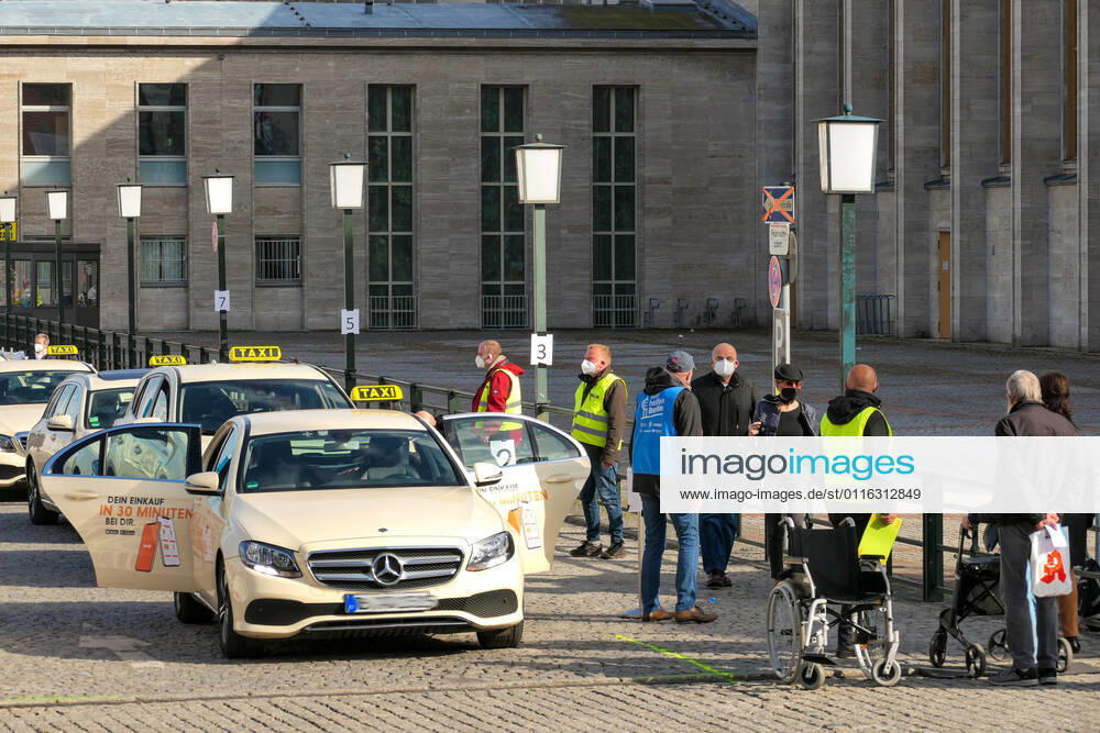 Easter Sunday,Berlin,Germany,GER,Corona Impfzentrum Messe Berlin Hall 21 BioNTech