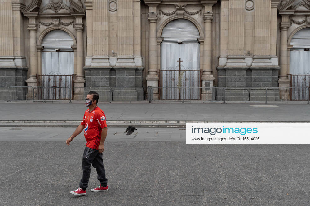 A man with a mask walks in front of the closed cathedral of Santiago, on Easter Sunday, in the middle of the total quarantine decreed last week for the Metropolitan Region. Santiago Chile - ZUMAb332 20210404_zip_b332_027
