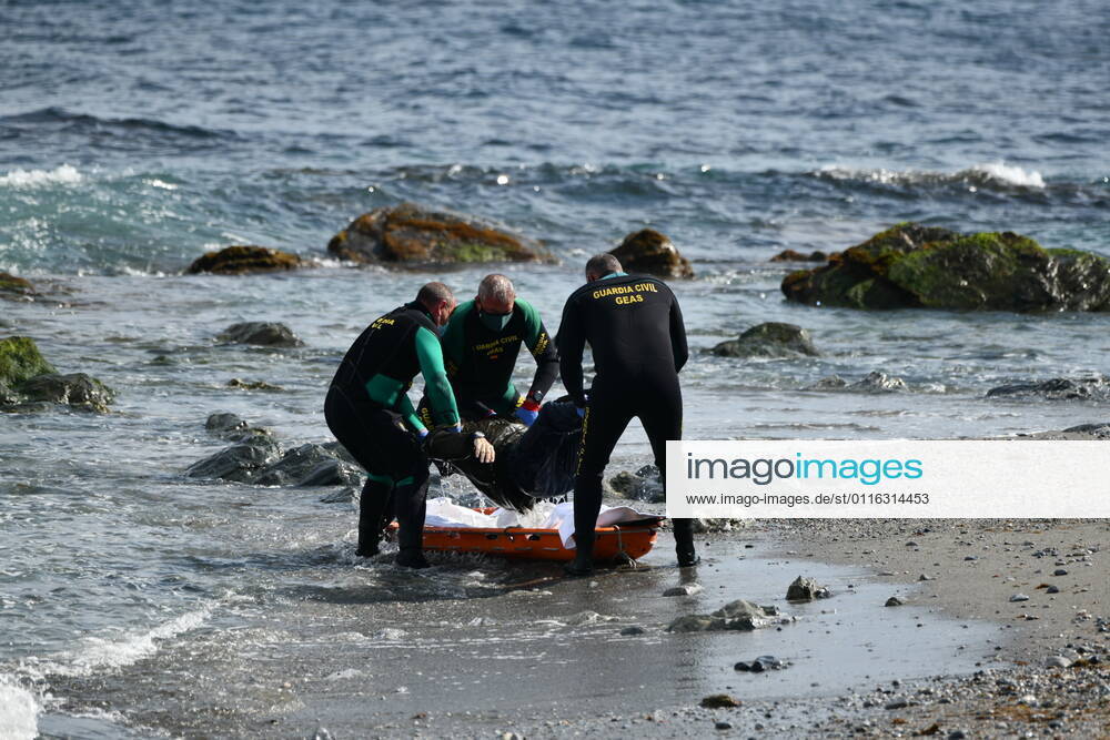 Several civil guards pick up the body of a man on a beach in Benzu, on April 4, 2021, in Ceuta (Spain). The lifeless body of this man has been found with diving elements and subsequently has been collected by the Civil Guard. 04 APRIL 2021;CEUTA;CORPSE;DEAD;BEACH;SWIMMING;DIVING Antonio Sempere LagenciaEP 04 04 2021 CEUTA CEUTA Spain