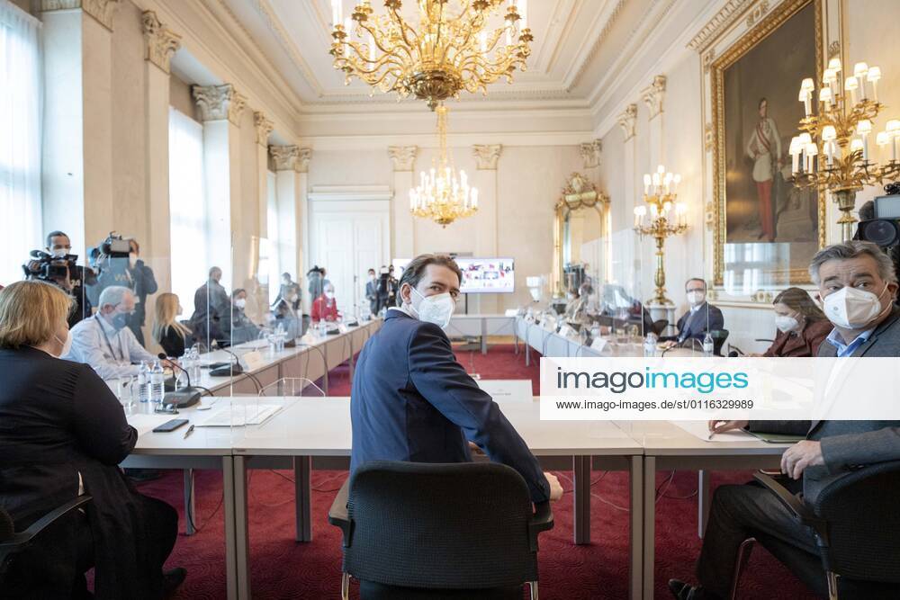 Pan shot Vienna: Corona video conferencing - Government meeting with experts Kameraschwenk zu Beginn des Beratungstreffens der Regierung im Bundeskanzleramt: Videokonferenz der Regierung mit Expertinnen und Experten sowie den Landeshauptleuten zur aktuellen Coronavirus Situation in Österreich. Im Bild: Bundeskanzler Sebastian Kurz (ÖVP), Vizekanzler Werner Kogler (GRÜNE) sowie Expertinnen und Experten. Wien, Österreich. 06.4. 2021