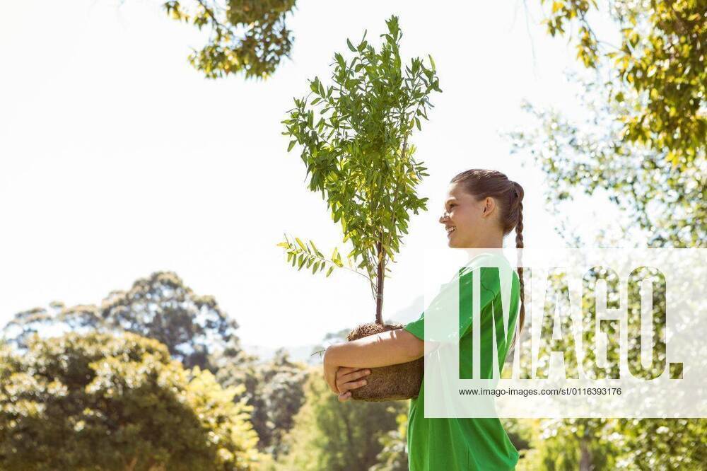 IMAGO Creative: Klimawandel - Umwelterziehung Environmental activist about to plant tree Environmental activist about to plant tree on a sunny day, model released, Cape Town, South Africa, 18.11.2014, 455930.jpg, countryside, nature, environment, green, grass, sunny, park, parkland, sunshine, recreation, leisure, lifestyle, attractive, pretty, summer, summertime, spring, activist, activism, ecology, recycling, climate, t-shirt, recycle, eco friendly, conservation, global, earth, awareness, issue, holding, plant, tree, planting, gardening Young Adult, Woman, Female, Caucasian, 18-19 Years, Young Women, Caucasian Ethnicity Outdoors,Day