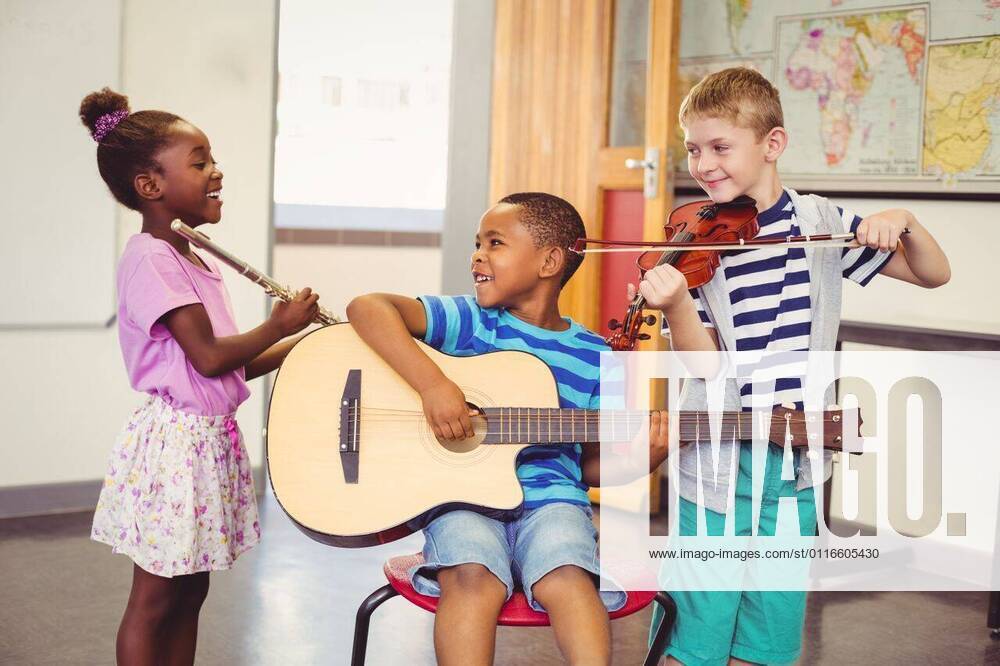 IMAGO Creative: Bildung, Musikerziehung Smiling kids playing guitar, violin, flute in classroom Smiling kids playing guitar, violin, flute in classroom at school, model released, , property released, Cape Town, South Africa, 06.03.2016, 748657.jpg, classroom, class, student, kids, primary, school, schoolgirl, schoolboy, schoolchild, casual clothing, playing, guitar, flute, violin, smiling, cheerful, siting, chair, talking, interacting, music, entertainment, music instrument, string instrument, learn, learning, hobbies, development, education, knowledge, adorable, elementary, elementary school, back to school, academic, lifestyle, leisure, childhood, happy, joy, together Child, Boy, Male, Caucasian, Black, Girl, Female, 6-7 Years, Boys, Caucasian Ethnicity, African Ethnicity, 10-