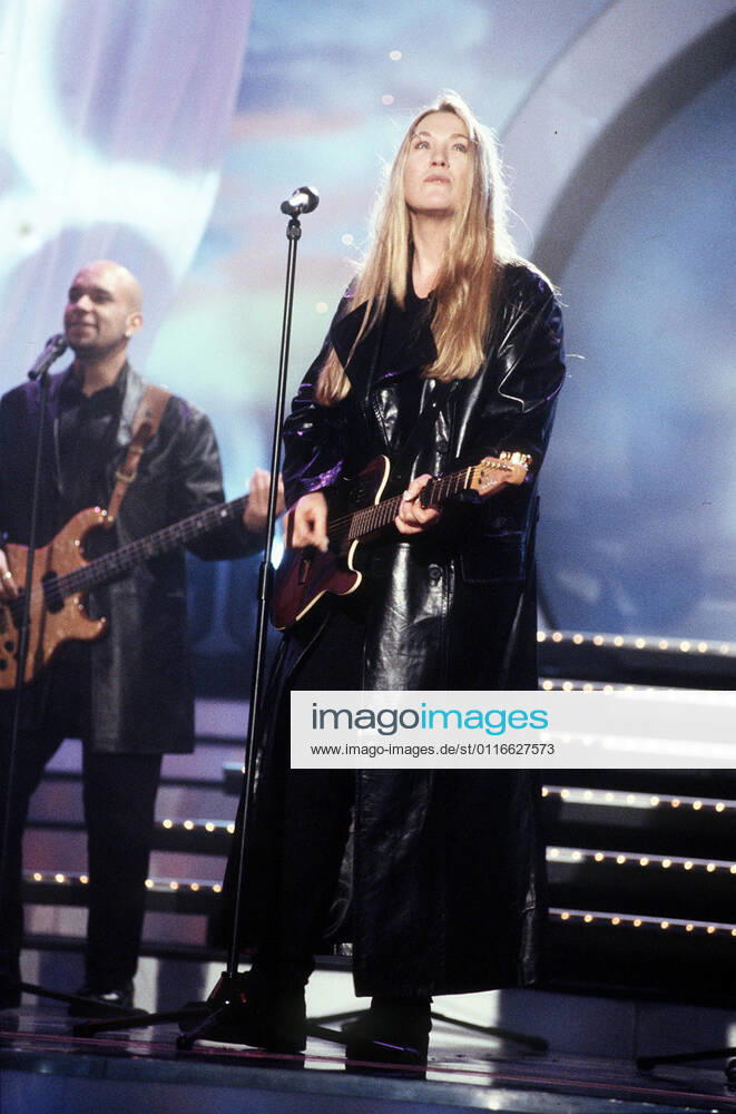 JULIANE WERDING JULIANE WERDING, deutsche Sängerin und Musikerin, bei einem TV-Auftritt, circa 1998. JULIANE WERDING, German singer and musician, TV performance, circa 1998., Deutschland