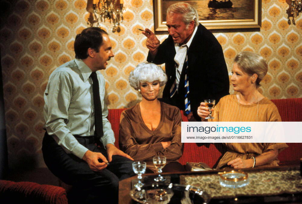 EIN VERRÜCKTES PAAR EIN VERRÜCKTES PAAR, ZDF TV Sketch-Serie, 1979, HARALD JUHNKE, GRIT BOETTCHER, HORST NIENDORF, ELISABETH WIEDEMANN. EIN VERRUECKTES PAAR, ZDF TV sketch series, 1979, Harald Juhnke, Grit Boettcher, Horst Niendorf, Elisabeth Wiedemann, Deutschland