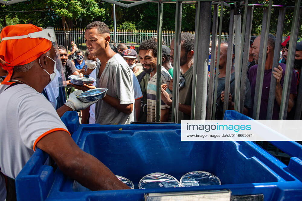 Food for needy people in Rio RIO DE JANEIRO, BRAZIL, APR 09: FOOD FOR NEEDY PEOPLE IN RIO - Meals distribution to needy people downtown Rio on April 09, 2021. The National Survey on Food Insecurity in the Context of the Covid-19 Pandemic in Brazil indicates that in the last months of last year 19 million Brazilians went hungry and more than half of the households in the country faced some degree of food insecurity ( Photo by Chico Ferreira Penta Press ) Rio de Janeiro Brazil 6477_237205
