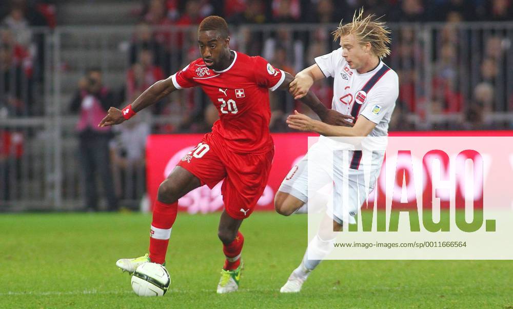 12.10. 2012 Stade de Suisse Bern , SCHWEIZ , Herren WM Qualifikationsspiel Saison 2012 2013 Schweiz - Norwegen Johan Djourou (li,Schweiz) gegen Alexander Toft Soderlund (Norwegen) ; Zweikampf , Aktion
