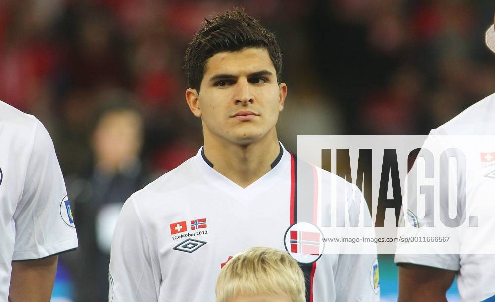12.10. 2012 Stade de Suisse Bern , SCHWEIZ , Herren WM Qualifikationsspiel Saison 2012 2013 Schweiz - Norwegen Tarik Elyounoussi (Norwegen) ; Einzelbild , Portrait , Nationalhymne