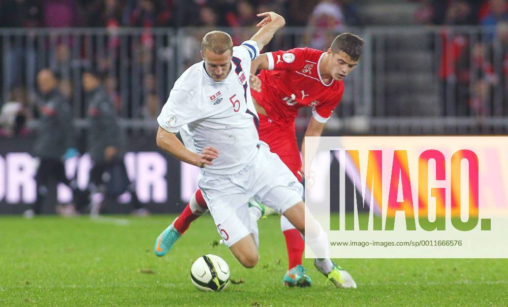 12.10. 2012 Stade de Suisse Bern , SCHWEIZ , Herren WM Qualifikationsspiel Saison 2012 2013 Schweiz - Norwegen Brede Hangeland (li,Norwegen) gegen Granit Xhaka (Schweiz) ; Zweikampf , Aktion