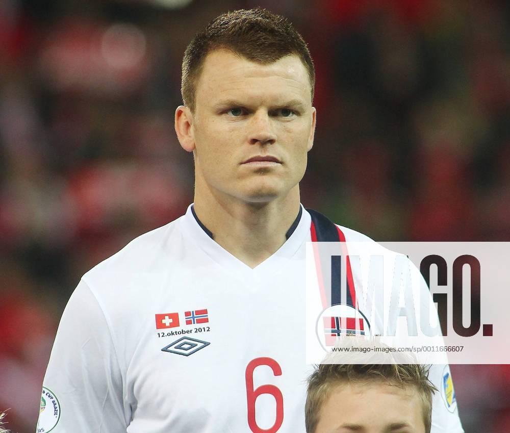 12.10. 2012 Stade de Suisse Bern , SCHWEIZ , Herren WM Qualifikationsspiel Saison 2012 2013 Schweiz - Norwegen John Arne Riise (Norwegen) ; Einzelbild , Portrait , Nationalhymne