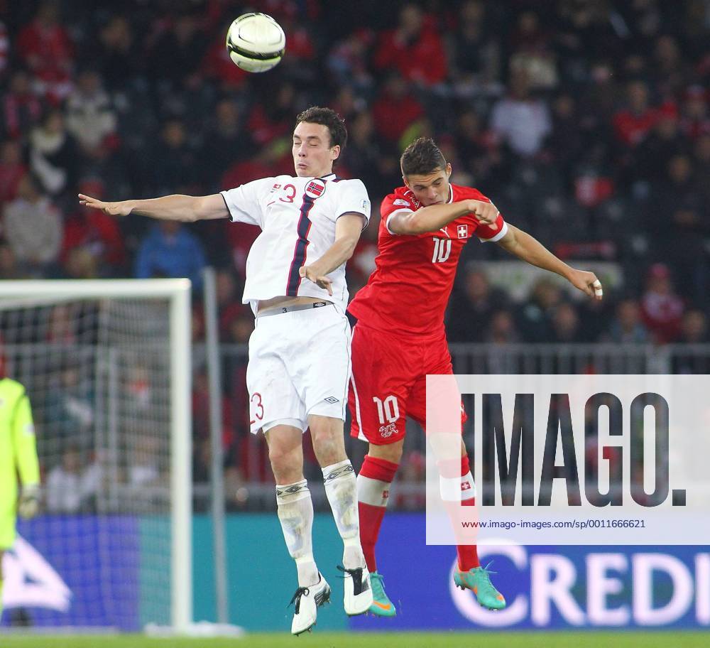 12.10. 2012 Stade de Suisse Bern , SCHWEIZ , Herren WM Qualifikationsspiel Saison 2012 2013 Schweiz - Norwegen Vegard Forren (li,Norwegen) gegen Granit Xhaka (Schweiz); Zweikampf , Aktion