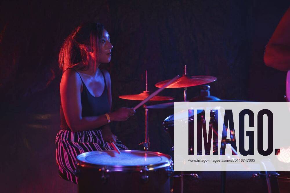 IMAGO Creative: Internationaler Frauenmonat, Geschlechterrollen aufbrechen Female drummer practicing in nightclub Female drummer practicing with drum kit in nightclub, model released, , property released, Cork, Ireland, 07.03.2017, 993498.jpg, festive, festival, nightclub, performer, performance, musician, music, musical, artist, occupation, passion, professional, skill, expertise, casual clothing, stage, rock, band, drum, percussion, instrument, microphone, singer, singing, holding, playing, sound, rhythm, symphonic, acoustic, melody, pop, bass, jazz, concert, event, entertainment, hobby, lifestyle, teamwork, modern, stylish, fashionable, youth, handsome, smart, millennial, drummer, concentrated, girl Indoors,Front view,Looking Away,Three Quarter Length