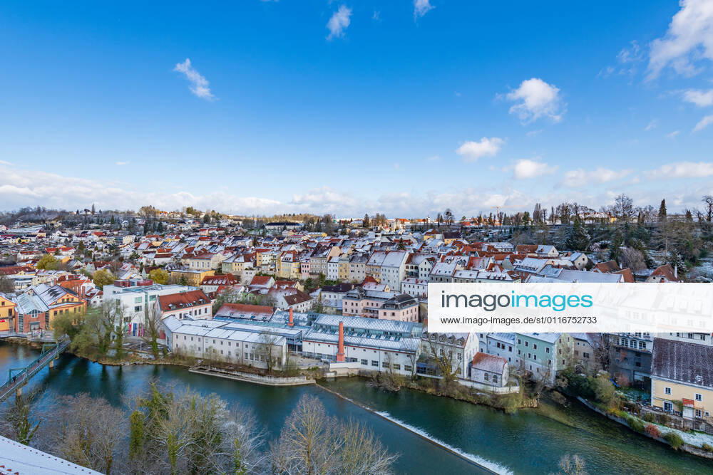 Stadt steyr, panoramablick vom schloss lamberg an einem verschneiten tag im april