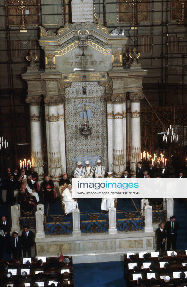 Pope John Paul II is welcomed by Great rabbin Elio TOAFF during his visit in the Synagogue of Rome, Italy.