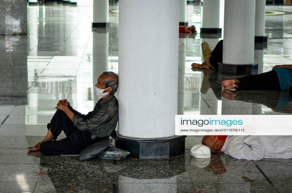 April 13, 2020, Palembang, South Sumatra, Indonesia : Muslims rest after praying during the holy month of Ramadan at the Great Mosque of Sultan Mahmud Badaruddin I Jayo Wikramo on April 13, 2021.Muslims around the world celebrate the holy month of Ramadan by praying during the night time and abstaining from eating, drinking, and sexual acts during the period between sunrise and sunset. Palembang Indonesia - ZUMAz115 20210413_zip_z115_001