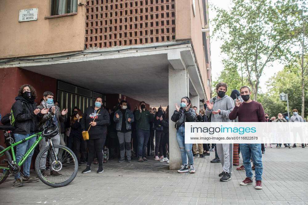 Neighbors and housing activists jubilate while blocking the door of the apartment, preventing the passage of the judicial commission who intends to evict the occupants of a house..The Barcelona Housing Union stops an eviction of a family made up by a couple and a little girl..On April 14, the president of the Spanish government, Pedro Sanchez, announced the extension, for three more months from May 9, of the ban on evictions in the period of the state of alarm of the coronavirus pandemic. Despite the prohibition, evictions continue to happen and the Housing Unions continue to act to prevent them. Barcelona Spain - ZUMAs197 20210415_zaa_s197_016