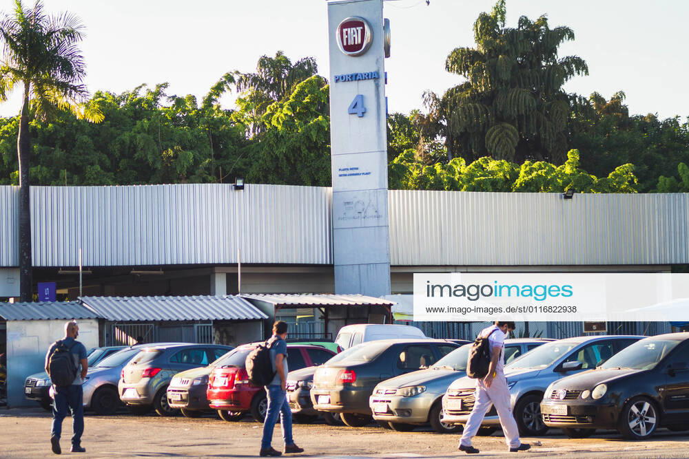 Coronavirus in Brasilien, FIAT lässt Mitarbeiter in Betim impfen BETIM, MG - 15.04.2021: FIAT DARÁ FÉRIAS PARA 2000 FUNCIONÁRIOS - FIAT will give collective vacations to 1,900 employees in Betim, MG. The automaker informed that starting next Monday the 19th it will give a collective vacation of 10 days due to irregularities in the supply of parts and electronic components. x2054059x LucianoxMariano