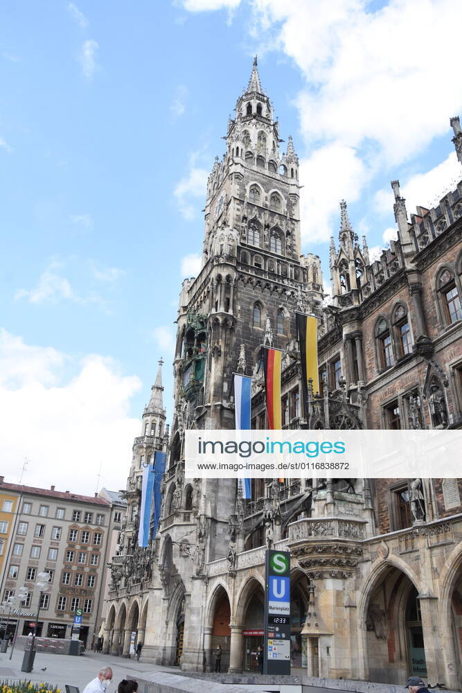City hall mourning flagging for Corona dead Munich 16 04 21 Marienplatz Munich