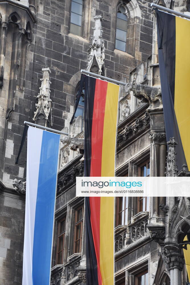 City hall mourning flagging for Corona dead Munich 16 04 21 Marienplatz Munich