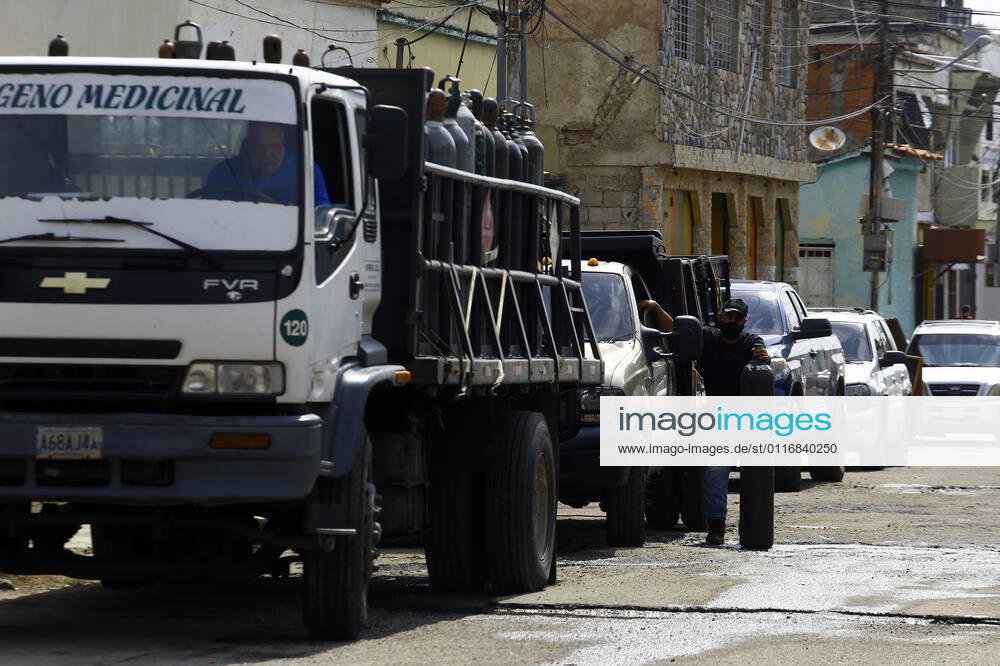 April 16, 2021. Venezuelans come daily to refill cylinders with medical oxygen for the treatment of patients with covid-19. In the city of Valencia, Carabobo state. Photo: Valencia Venezuela - ZUMAhe3_ 20210416_zbp_he3_001