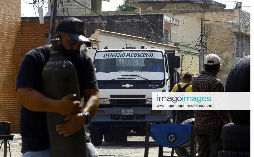 April 16, 2021. Venezuelans come daily to refill cylinders with medical oxygen for the treatment of patients with covid-19. In the city of Valencia, Carabobo state. Photo: Valencia Venezuela - ZUMAhe3_ 20210416_zbp_he3_002