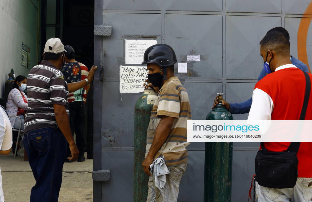 April 16, 2021. Venezuelans come daily to refill cylinders with medical oxygen for the treatment of patients with covid-19. In the city of Valencia, Carabobo state. Photo: Valencia Venezuela - ZUMAhe3_ 20210416_zbp_he3_003