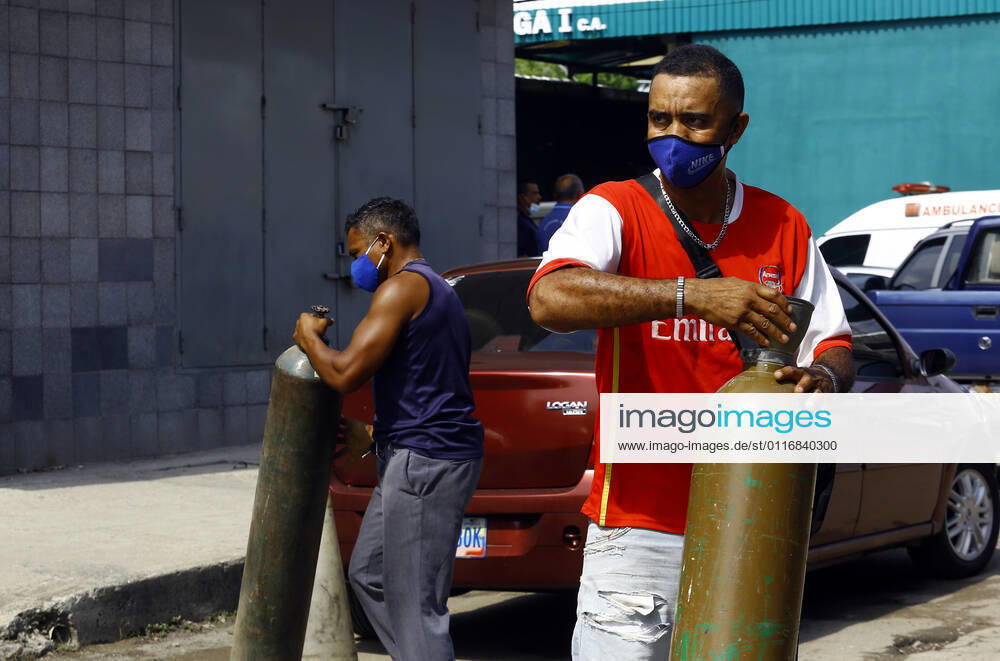 April 16, 2021. Venezuelans come daily to refill cylinders with medical oxygen for the treatment of patients with covid-19. In the city of Valencia, Carabobo state. Photo: Valencia Venezuela - ZUMAhe3_ 20210416_zbp_he3_005