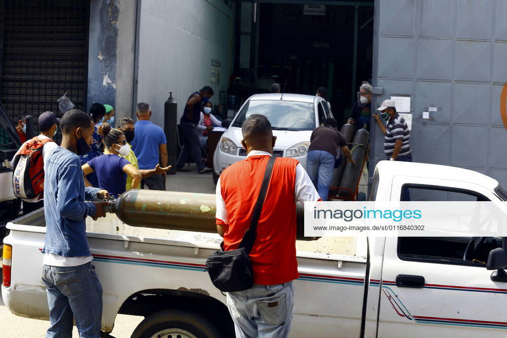 April 16, 2021. Venezuelans come daily to refill cylinders with medical oxygen for the treatment of patients with covid-19. In the city of Valencia, Carabobo state. Photo: Valencia Venezuela - ZUMAhe3_ 20210416_zbp_he3_006