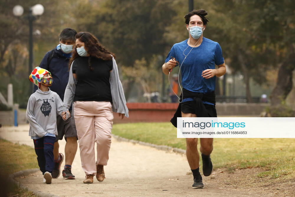 Large influx of cyclists in a new day of sports strip during the quarantine by coronavirus pandemic Jonnathan Oyarzun Aton Chile, Santiago Chile Aton Chile Aton 502895