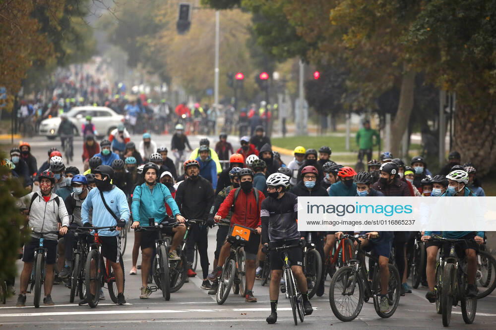 Large influx of cyclists in a new day of sports strip during the quarantine by coronavirus pandemic Jonnathan Oyarzun Aton Chile, Santiago Chile Aton Chile Aton 502930