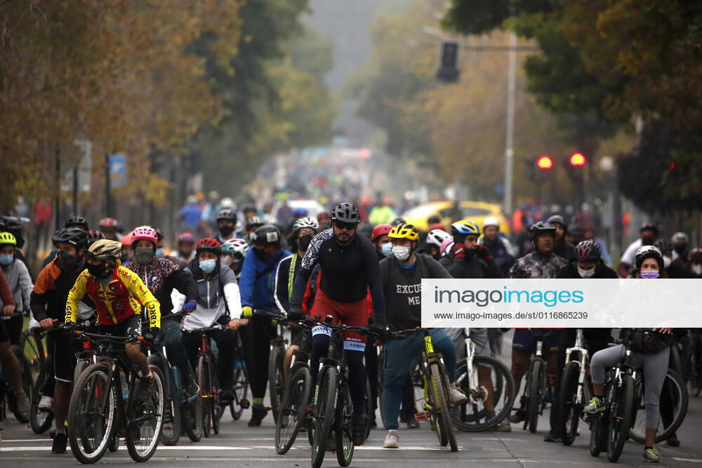 Large influx of cyclists in a new day of sports strip during the quarantine by coronavirus pandemic Jonnathan Oyarzun Aton Chile, Santiago Chile Aton Chile Aton 502932