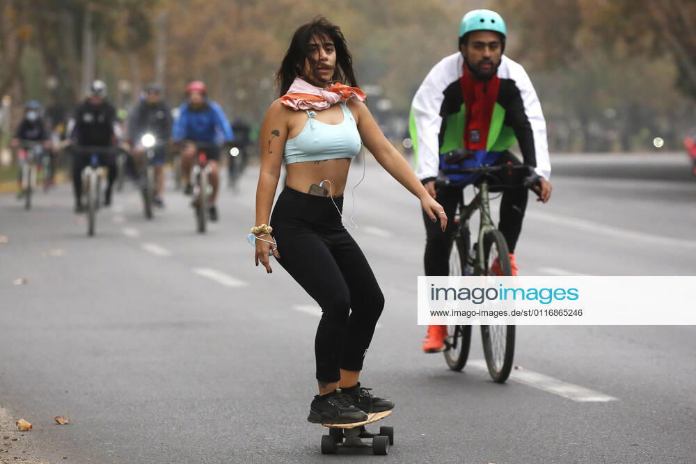 Large influx of cyclists in a new day of sports strip during the quarantine by coronavirus pandemic Jonnathan Oyarzun Aton Chile, Santiago Chile Aton Chile Aton 502907