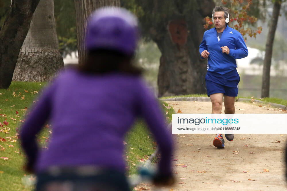 Large influx of cyclists in a new day of sports strip during the quarantine by coronavirus pandemic Jonnathan Oyarzun Aton Chile, Santiago Chile Aton Chile Aton 502909