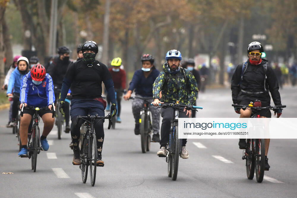 Large influx of cyclists in a new day of sports strip during the quarantine by coronavirus pandemic Jonnathan Oyarzun Aton Chile, Santiago Chile Aton Chile Aton 502911