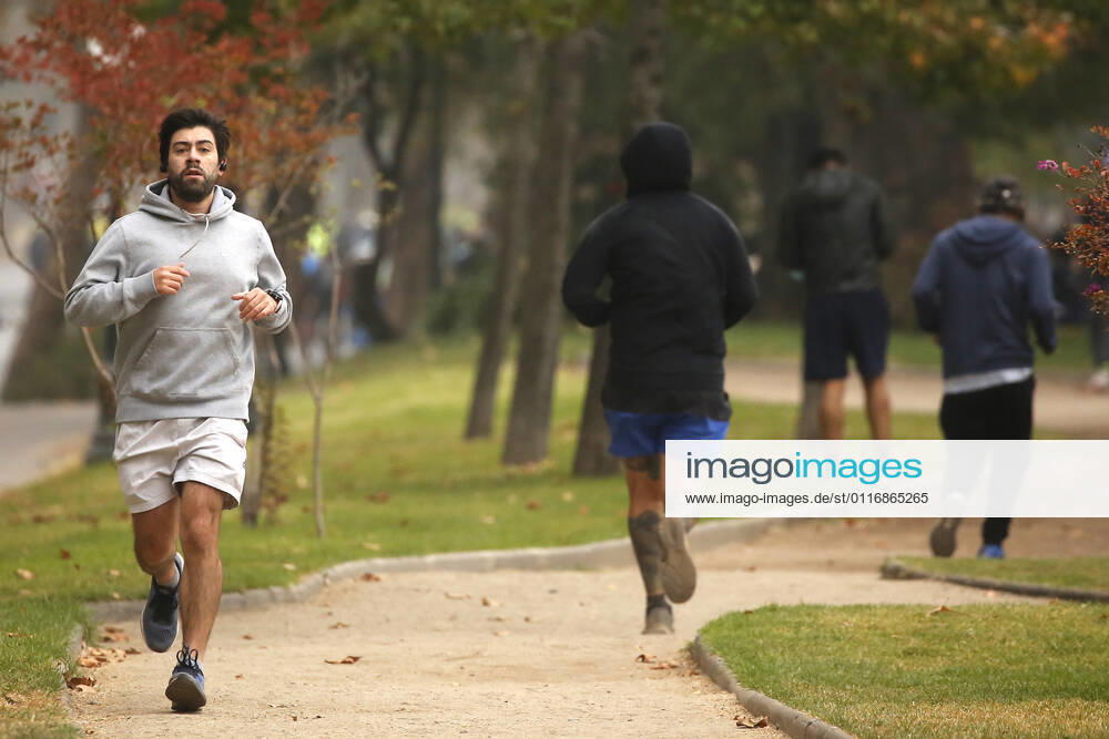 Large influx of cyclists in a new day of sports strip during the quarantine by coronavirus pandemic Jonnathan Oyarzun Aton Chile, Santiago Chile Aton Chile Aton 502925