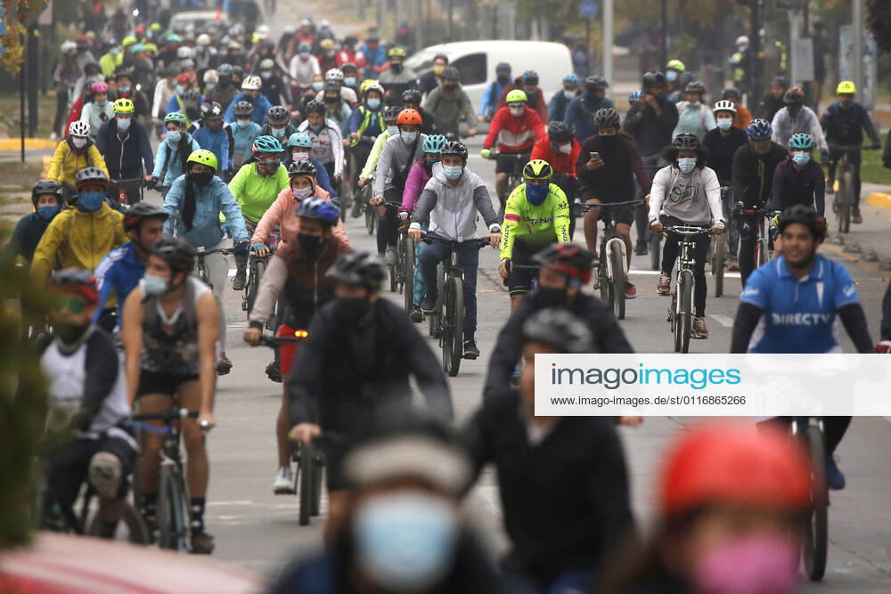 Large influx of cyclists in a new day of sports strip during the quarantine by coronavirus pandemic Jonnathan Oyarzun Aton Chile, Santiago Chile Aton Chile Aton 502926