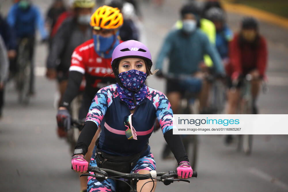 Large influx of cyclists in a new day of sports strip during the quarantine by coronavirus pandemic Jonnathan Oyarzun Aton Chile, Santiago Chile Aton Chile Aton 502927