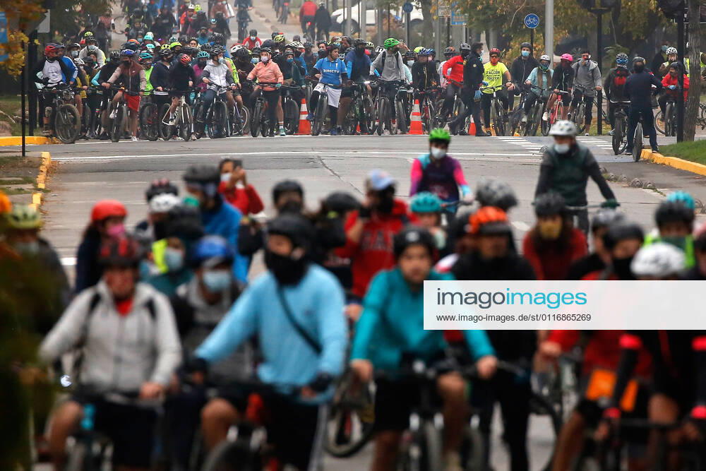Large influx of cyclists in a new day of sports strip during the quarantine by coronavirus pandemic Jonnathan Oyarzun Aton Chile, Santiago Chile Aton Chile Aton 502929
