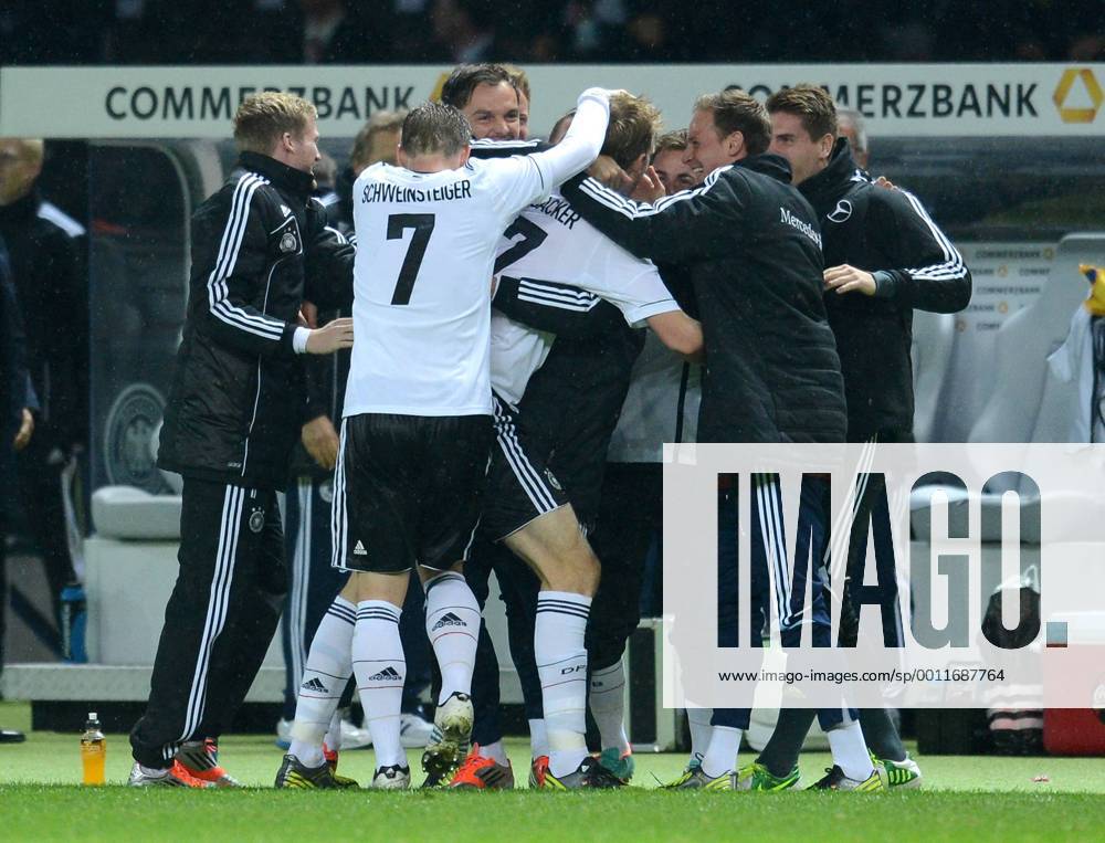 WM Qualifikation 2014 16.10.2012 Deutschland - Schweden Jubel nach dem Tor zum 3:0 Bastian Schweinsteiger und Per Mertesacker (v. li., Deutschland)