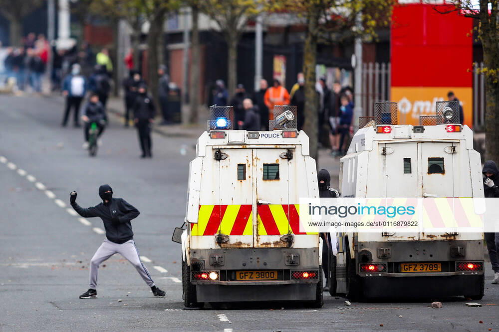 Nordirland, Ausschreitungen in Belfast Loyalist protesters are seen hurling bricks at PSNI during further unrest on the Lanark Way in West Belfast on Monday, April 19, 2021. The cause of the unrest has been attributed to frustration over a decision not to prosecute members of Sinn Fein over alleged coronavirus regulation breaches at the funeral of republican Bobby Storey. Loyalists are also protesting over the Brexit Northern Ireland Protocol across various locations in the British province. (Photo Vudi Xhymshiti), Tensions in Belfast Belfast Larnak Way Northern Ireland United Kingdom ,