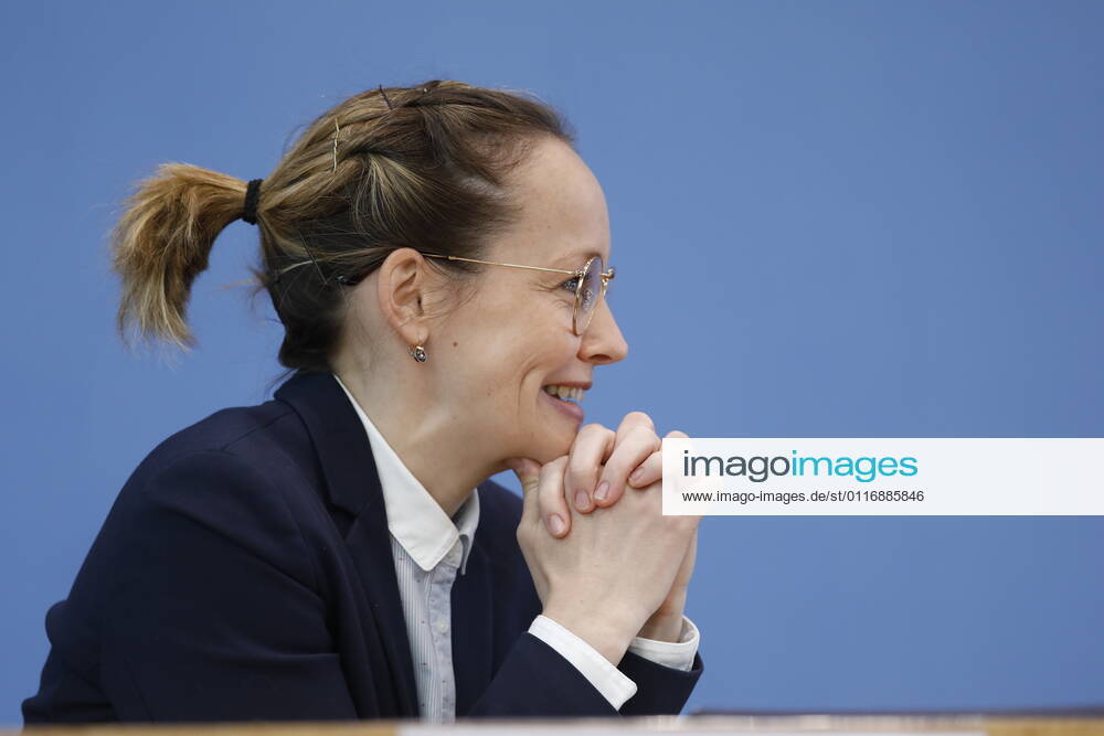 Prof Dr Louisa Specht Riemenschneider, Deputy Chairwoman of the SVRV, Germany, Berlin, Federal Press Conference, Topic Presentation of the Report on the Situation of Consumers