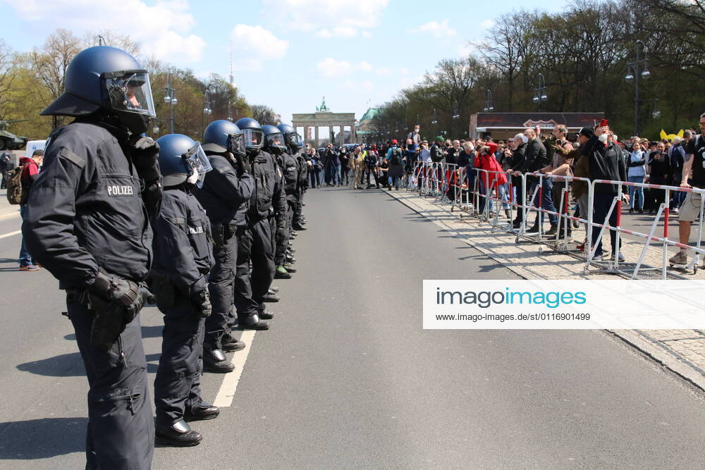 Thousands of people demonstrate against the amendment of the Infection Protection Act Due to violation of the Corona requirements, the demonstration in the government district was dispersed Berlin police disperses anti-Corona demonstration in Berlin government district
