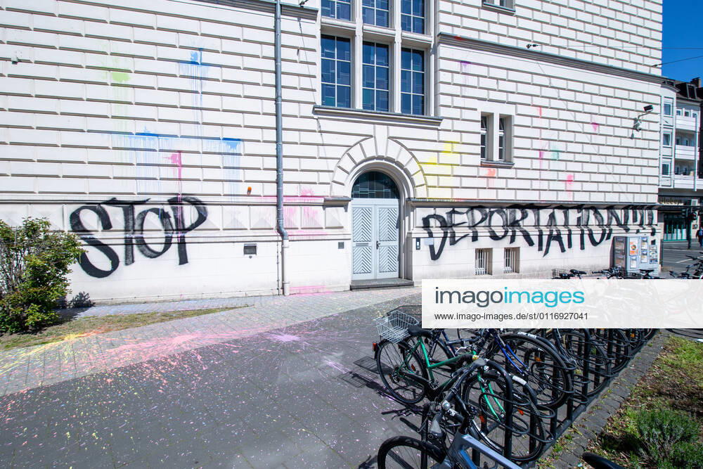 Paint attack on the Bonn District Court Bonn, 23 04 2021 Unknown perpetrated Thursday night a paint attack on the Langericht in Bonn With black paint was sprayed stop deportation on the facade Bonn city center North Rhine Westphalia Germany