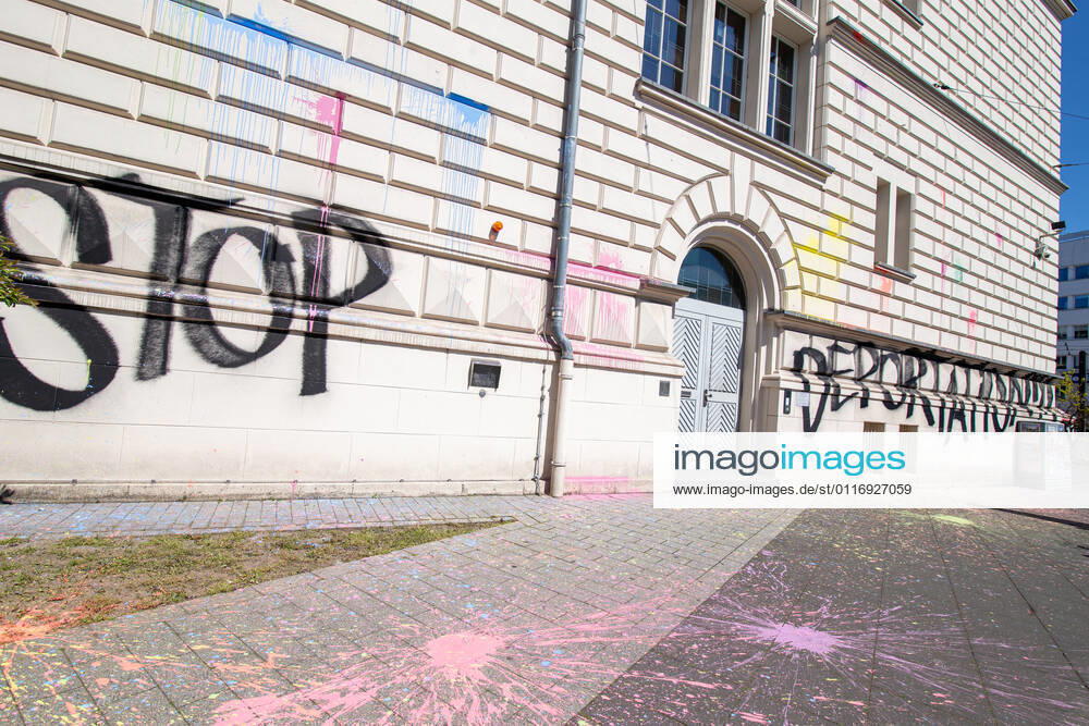 Paint attack on the Bonn District Court Bonn, 23 04 2021 Unknown perpetrated Thursday night a paint attack on the Langericht in Bonn With black paint was sprayed stop deportation on the facade Bonn city center North Rhine Westphalia Germany