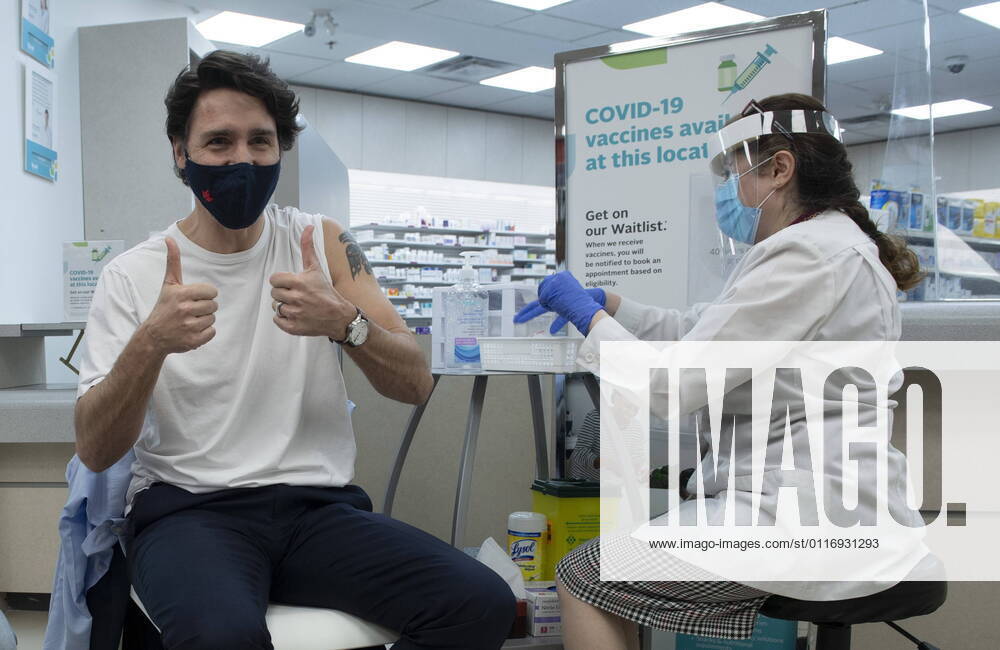 Coronavirus in Kanada, Justin Trudeau und seine Frau lassen sich mit AstraZeneca impfen April 23, 2021, Ottawa, on, Canada: Prime Minister Justin Trudeau gives the thumbs up after receiving his COVID-19 AstraZeneca vaccination in Ottawa on Friday April 23, 2021. Ottawa Canada - ZUMAc35_ 20210423_zaf_c35_056